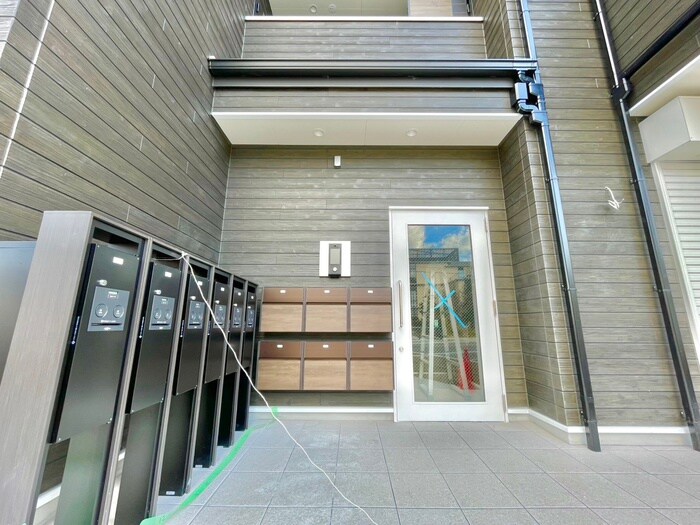 物件外観写真2　(エントランス部分)