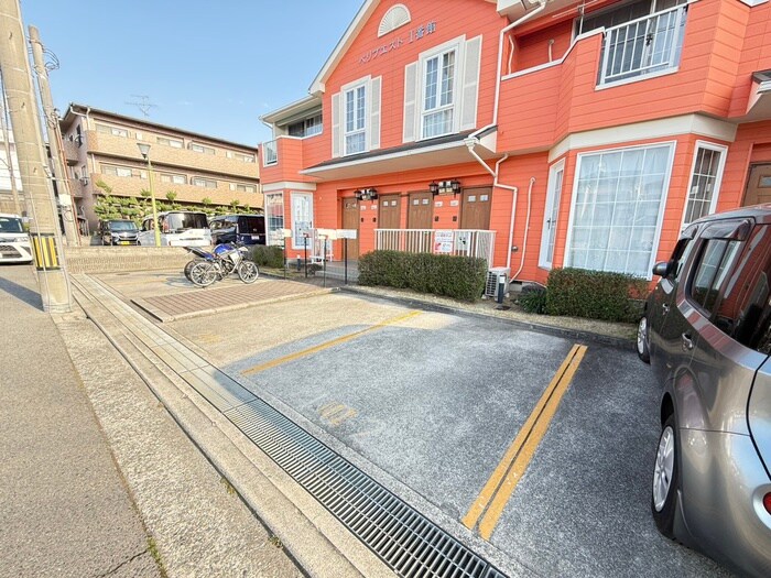 物件外観写真5　(駐車場)