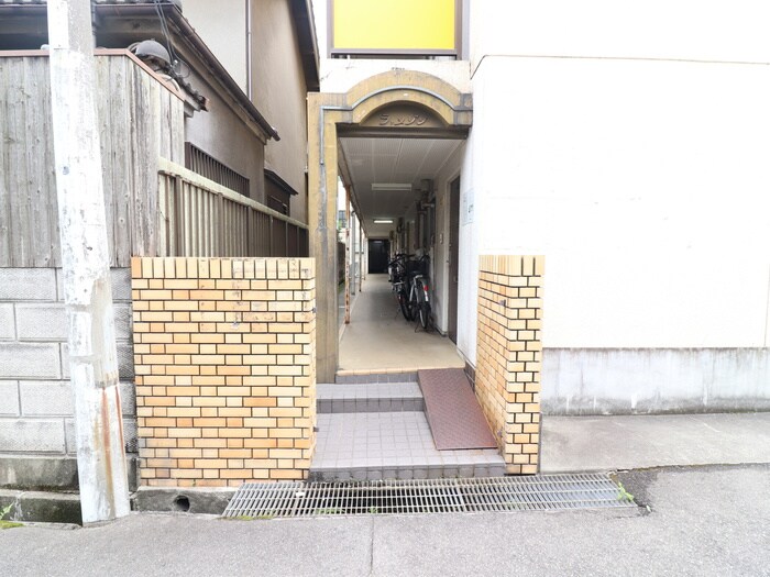 物件外観写真6　(エントランス部分)