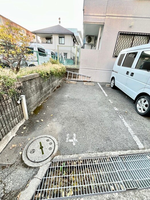 物件外観写真3　(駐車場)