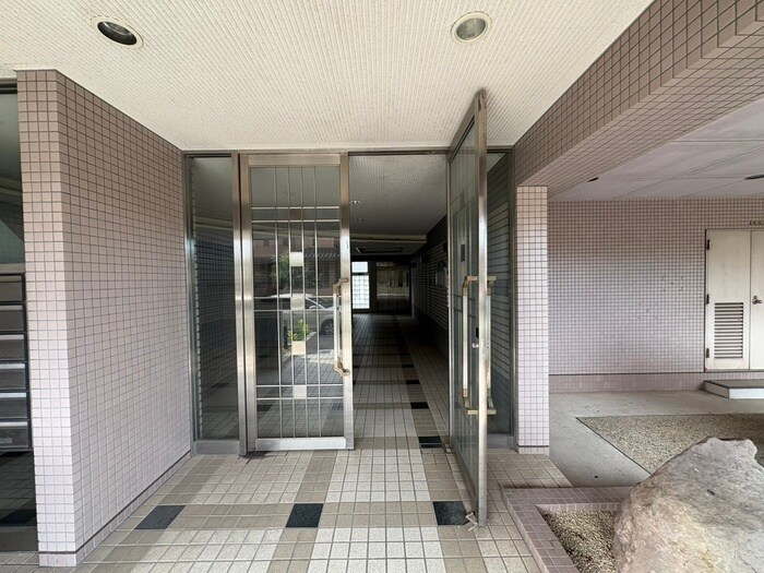 物件外観写真2　(エントランス部分)