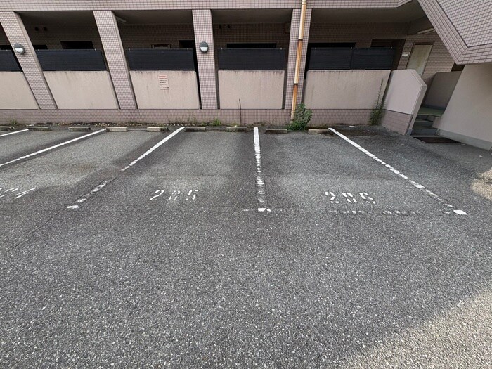 物件外観写真5　(駐車場)