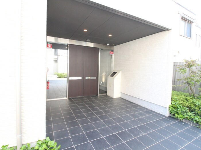 物件外観写真2　(エントランス部分)