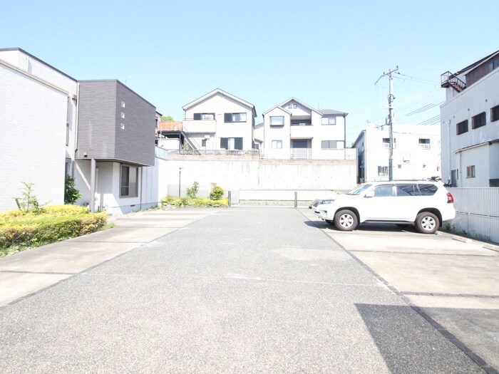 物件外観写真3　(駐車場)