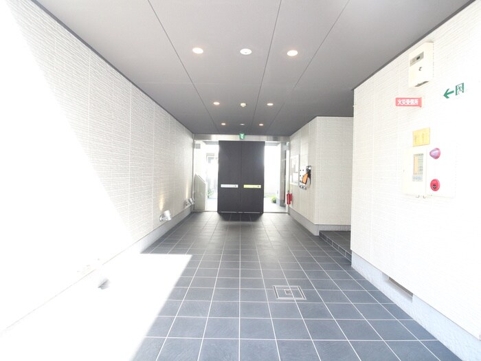 物件外観写真4　(エントランス部分)