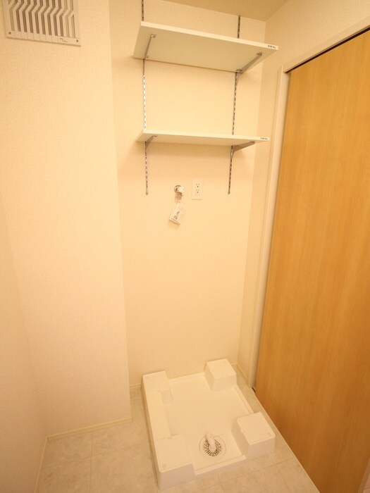 物件内観写真17　(洗濯機置場)