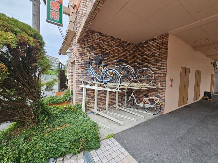 物件外観写真4　(駐輪場)