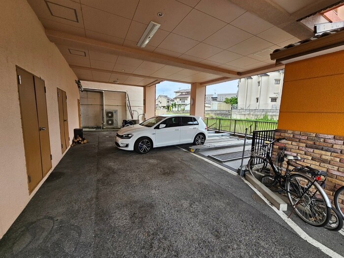 物件外観写真5　(駐車場)