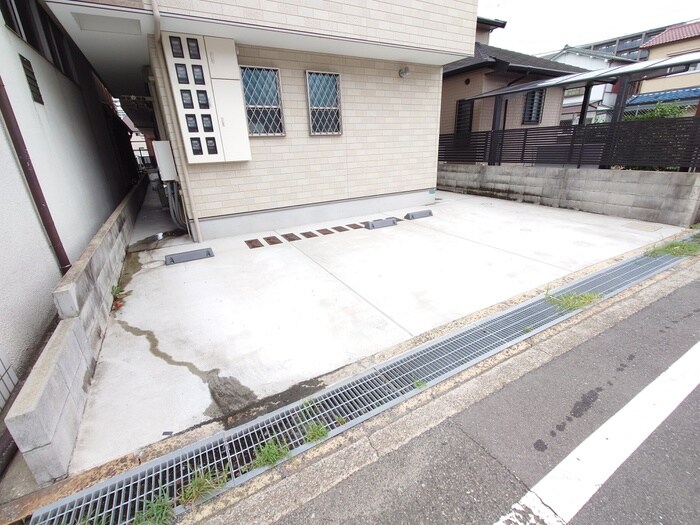 物件外観写真3　(駐車場)