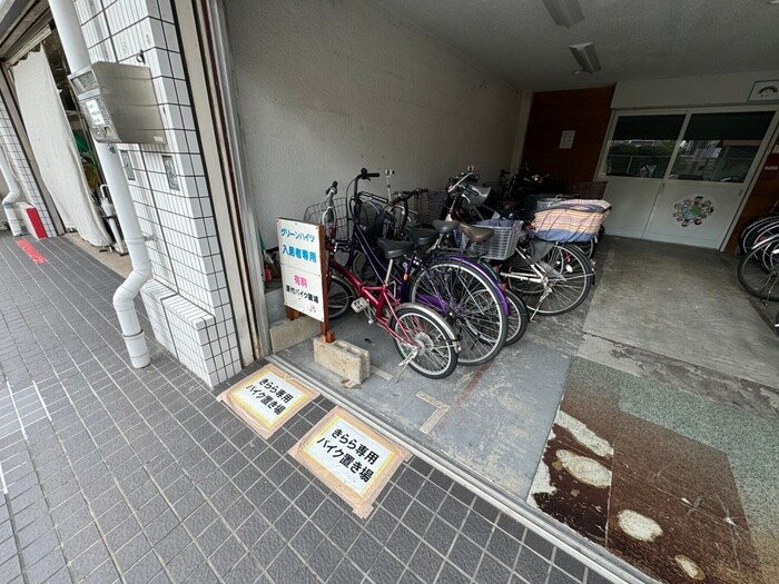 物件外観写真5　(駐輪場)