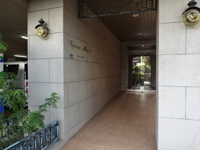 物件外観写真4　(エントランス部分)