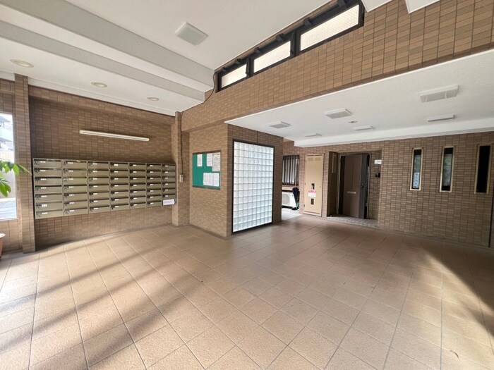 物件外観写真3　(エントランス部分)