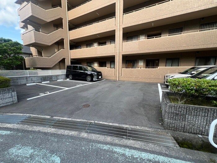 物件外観写真5　(駐車場)