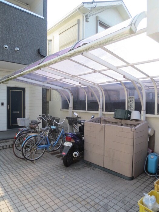 物件外観写真4　(バイク置き場)