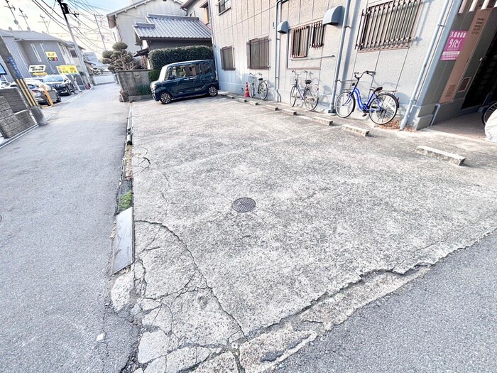 物件外観写真4　(駐車場)