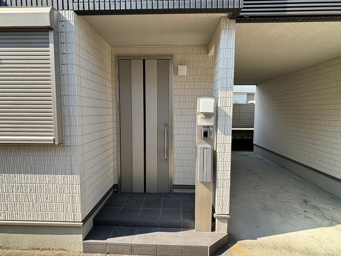 物件外観写真2　(エントランス部分)