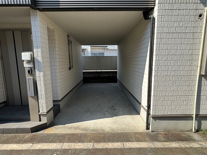 物件外観写真4　(駐車場)