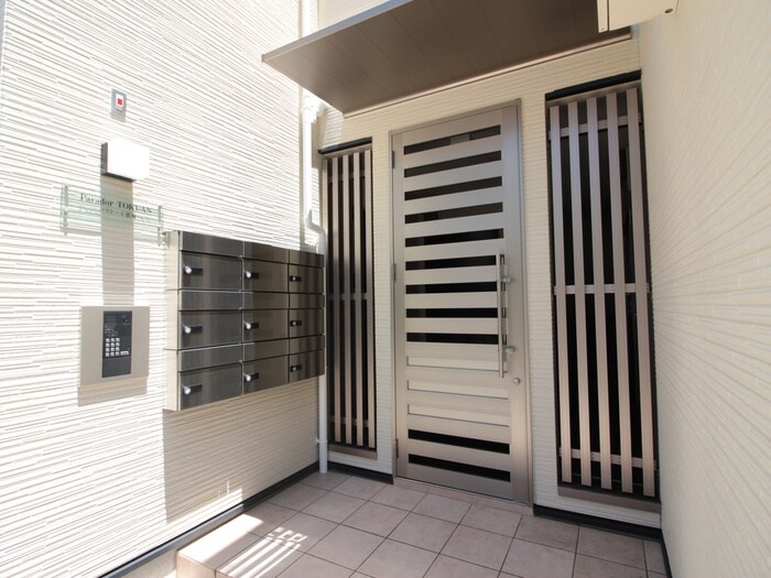 物件外観写真3　(エントランス部分)