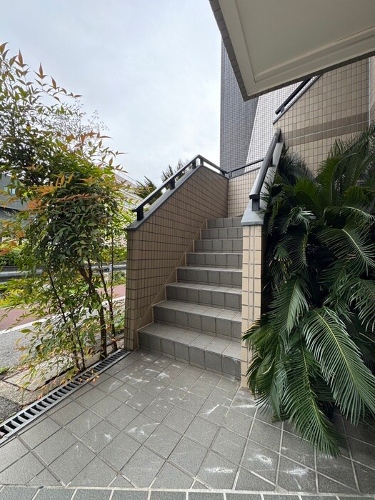 物件外観写真2　(エントランス部分)