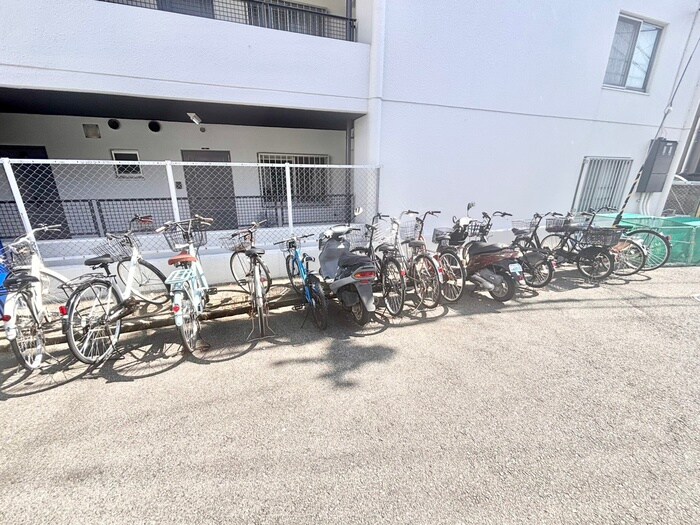 物件外観写真2　(駐輪場)