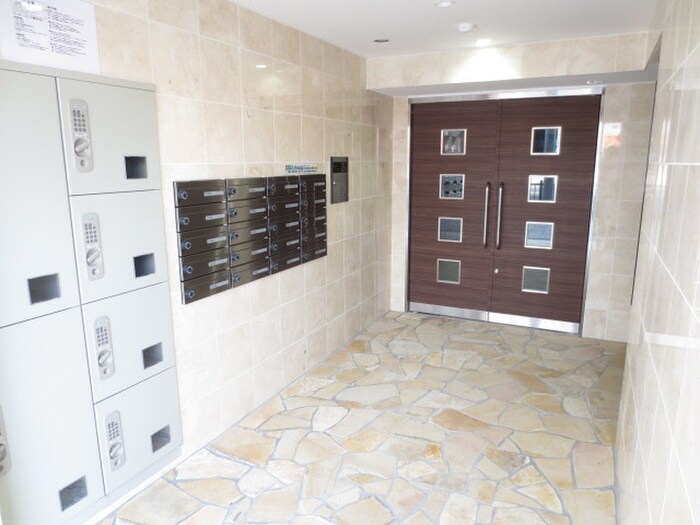 物件外観写真2　(エントランス部分)