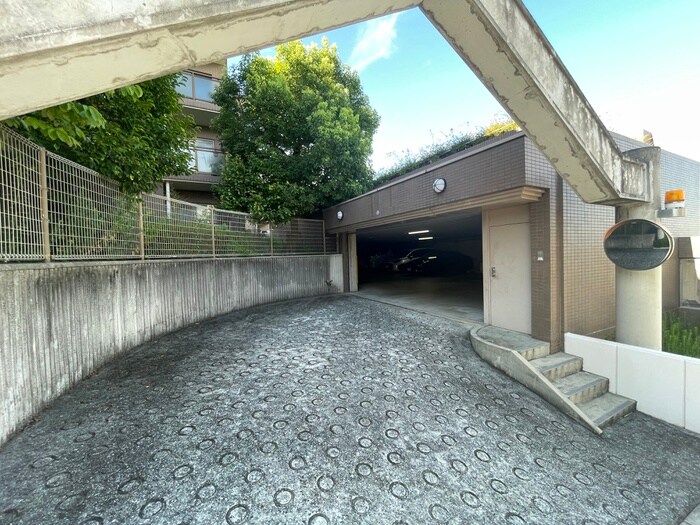 物件外観写真5　(駐車場)