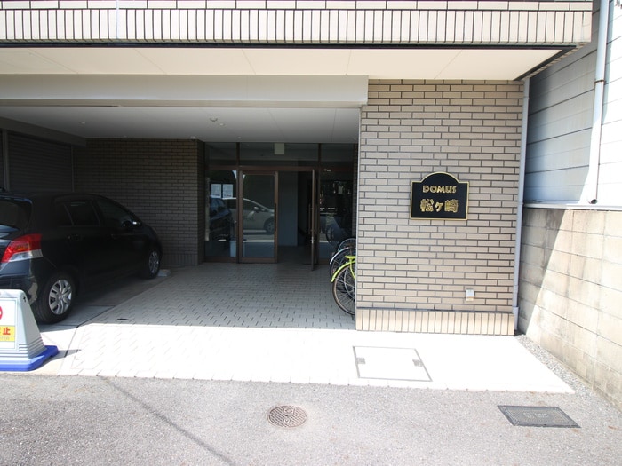 物件外観写真4　(エントランス部分)