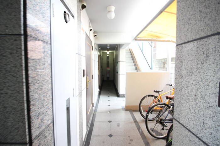 物件外観写真5　(エントランス部分)