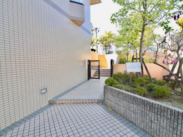 物件外観写真2　(エントランス部分)