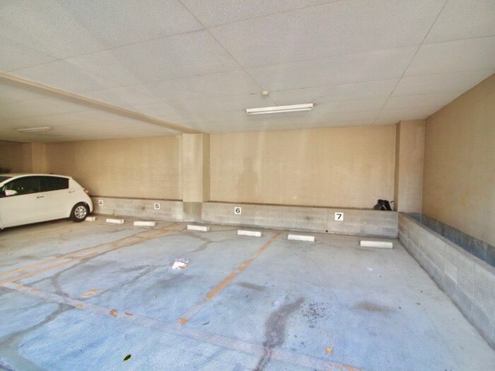 物件外観写真3　(駐車場)