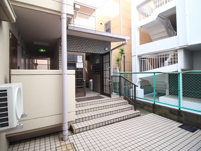 物件外観写真4　(エントランス部分)