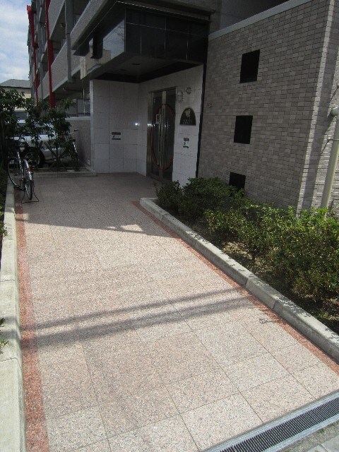 物件外観写真2　(エントランス部分)