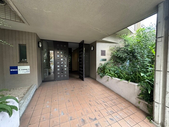 アルティスタ中津のエントランス部分