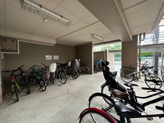 アルティスタ中津の駐輪場