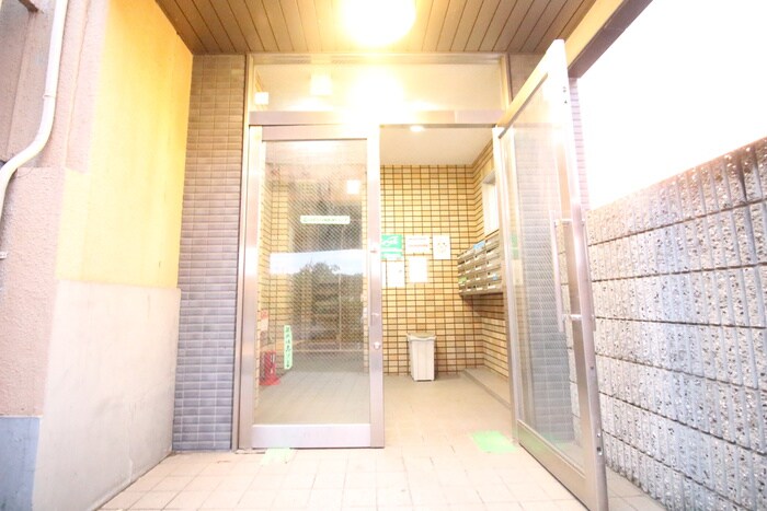 物件外観写真2　(エントランス部分)