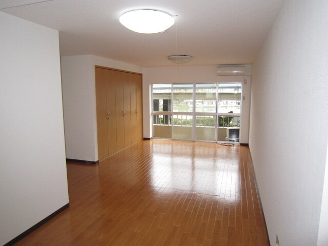 物件内観写真7　(室内からの展望)