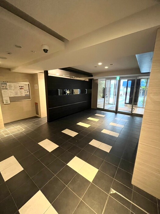 物件外観写真2　(エントランス部分)