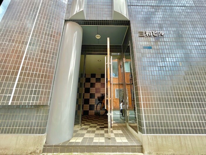 物件外観写真3　(エントランス部分)