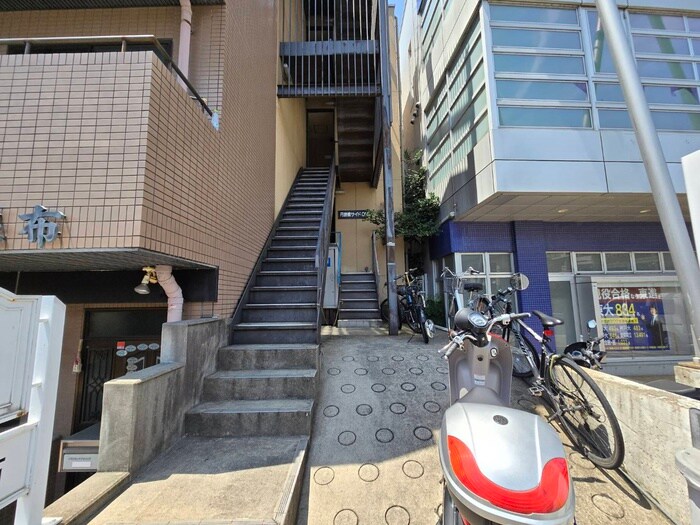 物件外観写真3　(エントランス部分)