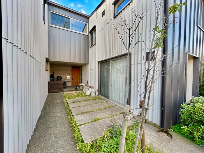 物件外観写真5　(エントランス部分)