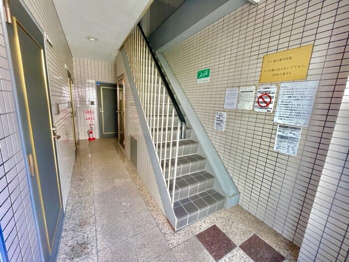 物件外観写真5　(エントランス部分)