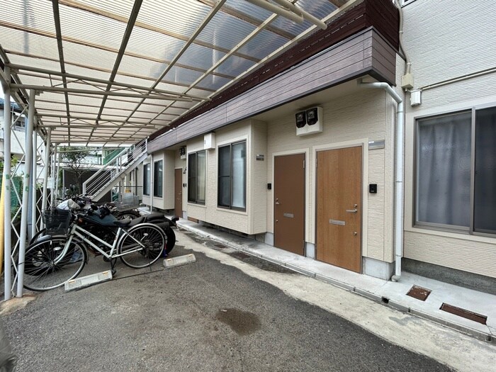 物件外観写真2　(エントランス部分)