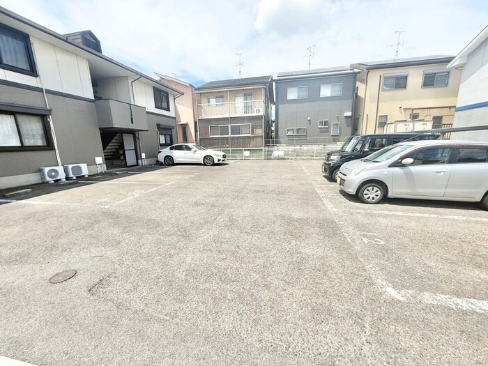 物件外観写真3　(駐車場)