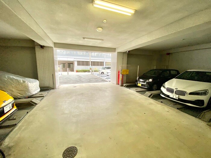 物件外観写真5　(駐車場)