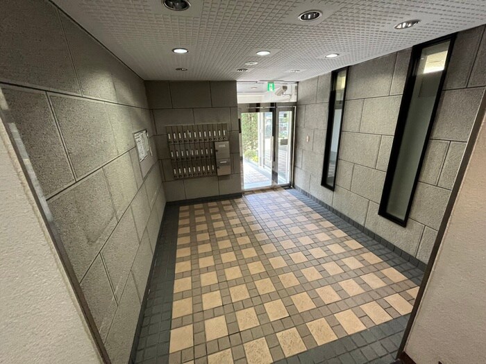 物件外観写真4　(エントランス部分)