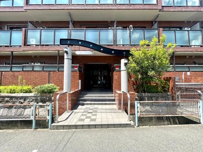 物件外観写真3　(エントランス部分)