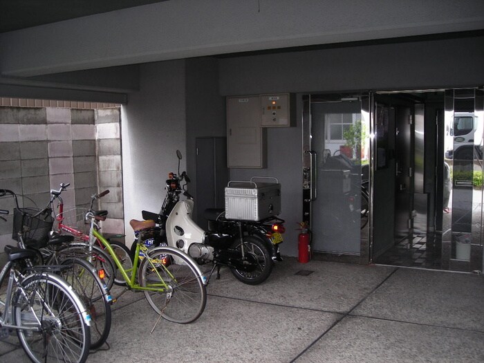 物件外観写真2　(エントランス部分)