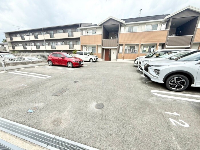 物件外観写真3　(駐車場)