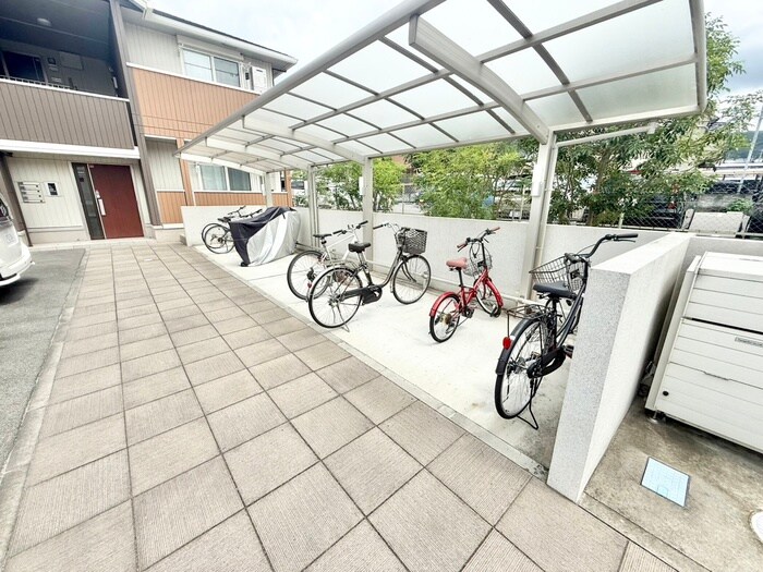 物件外観写真4　(駐輪場)