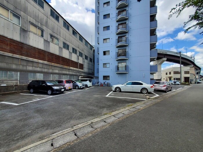 物件外観写真5　(駐車場)